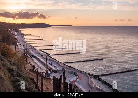 Vista della spiaggia del Mar Baltico a Svetlogorsk al tramonto. Regione di Kaliningrad. Russia Foto Stock