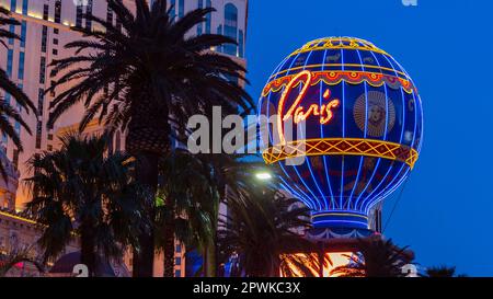 Las Vegas, Nevada - Aprile 2017: Firma Parigi a Las Vegas. Vista panoramica dei casinò e delle località turistiche. Vista notturna di Las Vegas Blvd circa. Vita notturna su Las Vegas Strip Boulevard. Foto Stock