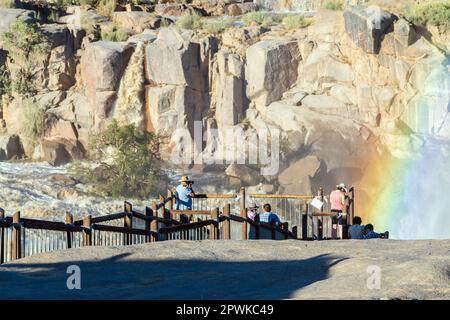 Augrabies National Park, Sudafrica - 25 2023 febbraio: Turisti in un punto di vista presso la cascata principale Augrabies nel fiume Orange. Il fiume è in floo Foto Stock