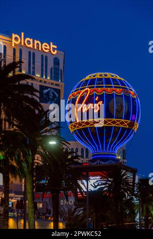 Las Vegas, Nevada - Aprile 2017: Firma Parigi a Las Vegas. Vista panoramica dei casinò e delle località turistiche. Vista notturna di Las Vegas Blvd circa. Vita notturna su Las Vegas Strip Boulevard. Foto Stock