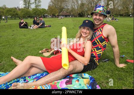 Jesus Green, Cambridge, 30 aprile 2023 - orde di studenti dell'Università di Cambridge si sono recati in un parco domenica pomeriggio al sole delle festività natalizie per l'annuale festa "Caesarian Sunday". I laureandi delle prestigiose istituzioni hanno indossato un abito elegante per tutto il pomeriggio partecipando a giochi di bevute su Jesus Green. La tradizione, nota anche come 'C-Sunday' attrae migliaia di studenti poco prima che prendano parte agli esami. La polizia era presente per tenere sotto controllo gli accademici. Con alcuni rivelatori che hanno bisogno di assistenza da parte dei paramedici dopo vari incidenti. Credito: Stop Press me Foto Stock