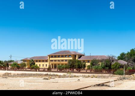 Kenhardt, Sud Africa - Febbraio 28 2023: Una scena stradale, con un edificio non identificato, a Kenhardt nella Provincia del Capo Settentrionale Foto Stock