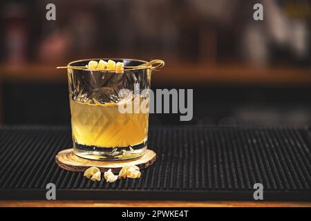 Cocktail frizz al limone whisky. Bevanda lunga con succo di limone, whisky e zenzero Foto Stock