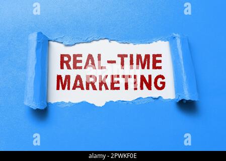 Visualizzazione concettuale Real Time Marketing, concetto che significa creare una strategia incentrata sulle tendenze attuali rilevanti Foto Stock