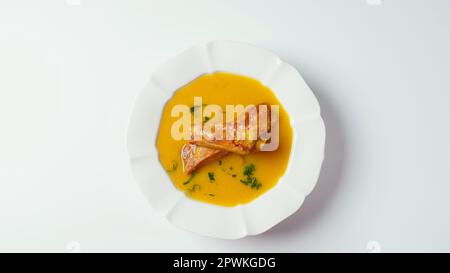 Zuppa di piselli con costolette di maiale affumicate servita nel piatto Foto Stock
