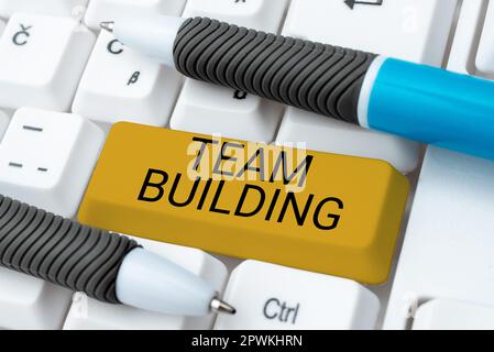 Testo scritto a mano Team Building, Word per i tipi di attività utilizzate per migliorare le relazioni sociali Foto Stock