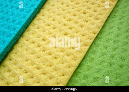 Un set di salviette per la pulizia, panni in microfibra o spugne per la cucina, tre panni multicolore. Spugne fibre spugnose motivo superficie chiudi- Foto Stock