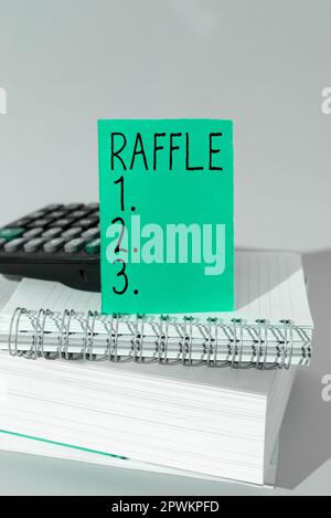 Didascalia di testo presentare Raffle, Panoramica aziendale significa raccogliere denaro vendendo biglietti numerati come premio Foto Stock