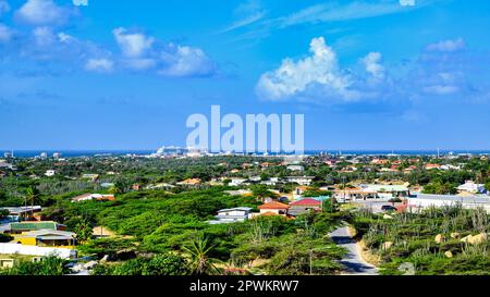 Una vista panoramica dell'isola caraibica di Aruba dalle formazioni rocciose di Casibari sotto il cielo blu Foto Stock