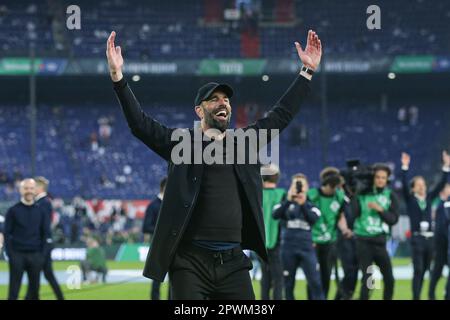 Rotterdam, Paesi Bassi. 30th Apr, 2023. L'allenatore del PSV Ruud van Nistelrooij festeggia dopo la partita finale della Coppa KNVB tra Ajax e PSV a Rotterdam, nei Paesi Bassi, il 30 aprile 2023. Credit: Zheng Huansong/Xinhua/Alamy Live News Foto Stock