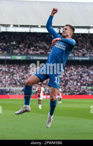 Rotterdam, Paesi Bassi. 30th Apr, 2023. Thorgan Hazard of PSV festeggia dopo aver segnato la finale di KNVB Cup tra Ajax e PSV a Rotterdam, nei Paesi Bassi, il 30 aprile 2023. Credit: Zheng Huansong/Xinhua/Alamy Live News Foto Stock