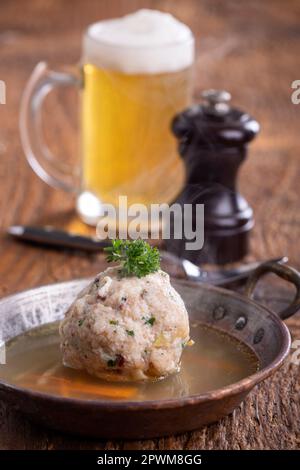 zuppa austriaca in una pentola di rame Foto Stock