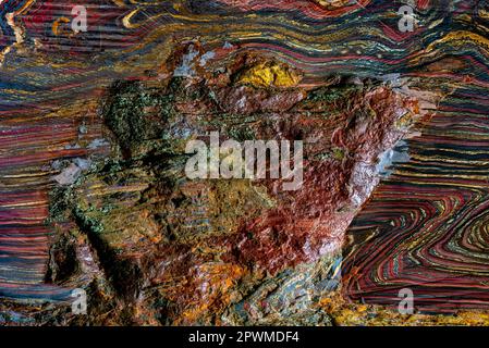 Il motivo colorato di un taglio e di un ferro da stiro lucido liscio in una vista ravvicinata Foto Stock