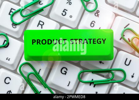 Ispirazione che mostra il segno strategia di prodotto, concetto di affari sviluppo di piano a lungo termine di produzione di successo del prodotto Foto Stock