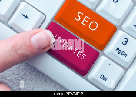 Scrittura a mano segno Seo aggiornamenti, Business panoramica nuove informazioni o progettazione in ottimizzazione dei motori di ricerca Foto Stock