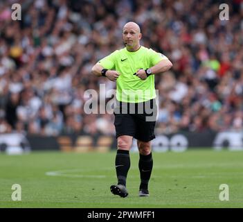 Londra, Regno Unito. 30th Apr, 2023. L'arbitro Simon Hooper durante la partita della Premier League al Craven Cottage, Londra. Il credito di immagine dovrebbe essere: David Klein/Sportimage Credit: Sportimage Ltd/Alamy Live News Foto Stock