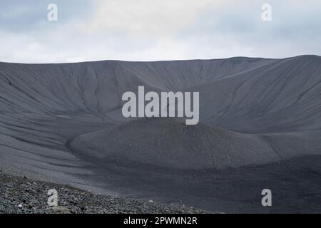 Hverfell vulcano Caldera vista dall'alto. Hverfjall, Islanda landmark Foto Stock