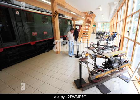 Vista interna del Museo ferroviario di Flam, della città di Flam, della valle di Flamsdalen, del fiordo di Aurlandsfjorden, della regione norvegese di Sogn Og Fjordane, della Scandinavia, dell'Europa. Foto Stock