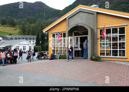 Vista esterna del Museo ferroviario di Flam, della città di Flam, della valle di Flamsdalen, del fiordo di Aurlandsfjorden, della regione di Sogn Og Fjordane della Norvegia, della Scandinavia, dell'Europa. Foto Stock