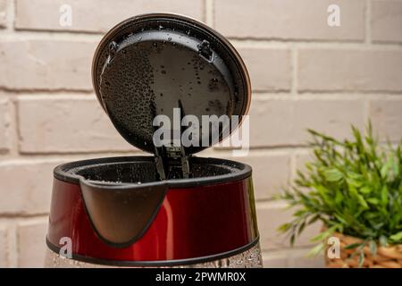 moderno bollitore elettrico con coperchio aperto e gocce di condensa Foto Stock