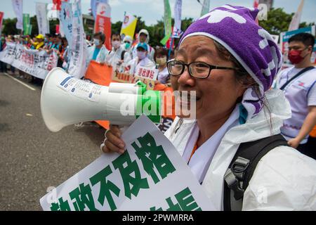 Taipei, Taiwan. 01st maggio, 2023. Taipei. 01st maggio, 2023. I membri dei sindacati taiwanesi protestano davanti all'edificio dell'ufficio presidenziale durante il raduno della Giornata internazionale dei lavoratori a Taipei, Taiwan, il 01/05/2023 secondo gli organizzatori, circa 5.000 membri sindacali si sono riuniti per protestare contro il governo taiwanese e chiedono un aumento dei salari e una riduzione dell'orario di lavoro. Credit: dpa Picture Alliance/Alamy Live News Foto Stock