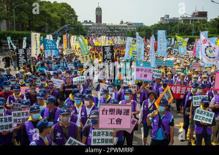 Taipei, Taiwan. 01st maggio, 2023. Taipei. 01st maggio, 2023. I membri dei sindacati taiwanesi protestano davanti all'edificio dell'ufficio presidenziale durante il raduno della Giornata internazionale dei lavoratori a Taipei, Taiwan, il 01/05/2023 secondo gli organizzatori, circa 5.000 membri sindacali si sono riuniti per protestare contro il governo taiwanese e chiedono un aumento dei salari e una riduzione dell'orario di lavoro. Credit: dpa Picture Alliance/Alamy Live News Foto Stock