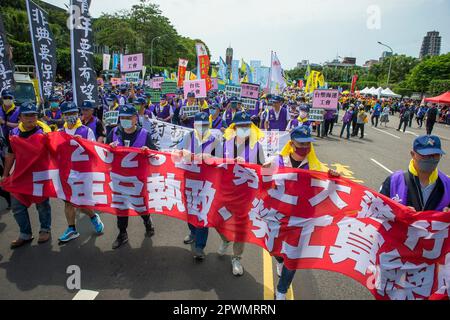 Taipei, Taiwan. 01st maggio, 2023. Taipei. 01st maggio, 2023. I membri dei sindacati taiwanesi protestano davanti all'edificio dell'ufficio presidenziale durante il raduno della Giornata internazionale dei lavoratori a Taipei, Taiwan, il 01/05/2023 secondo gli organizzatori, circa 5.000 membri sindacali si sono riuniti per protestare contro il governo taiwanese e chiedono un aumento dei salari e una riduzione dell'orario di lavoro. Credit: dpa Picture Alliance/Alamy Live News Foto Stock