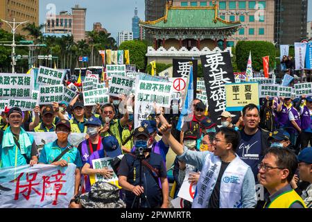 Taipei, Taiwan. 01st maggio, 2023. Taipei. 01st maggio, 2023. I membri dei sindacati taiwanesi protestano davanti all'edificio dell'ufficio presidenziale durante il raduno della Giornata internazionale dei lavoratori a Taipei, Taiwan, il 01/05/2023 secondo gli organizzatori, circa 5.000 membri sindacali si sono riuniti per protestare contro il governo taiwanese e chiedono un aumento dei salari e una riduzione dell'orario di lavoro. Credit: dpa Picture Alliance/Alamy Live News Foto Stock