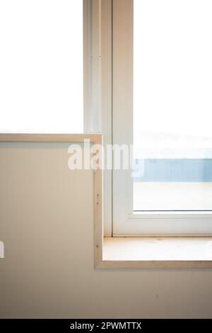 Davanzale che fa un angolo acuto da una porta Foto Stock