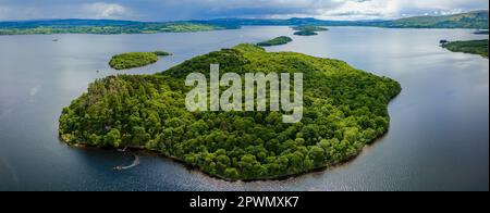 Vista aerea di piccole isole sull'enorme lago di acqua dolce Loch Lomond nelle Highlands scozzesi Foto Stock