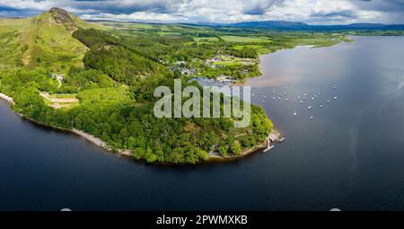 Veduta aerea panoramica di Conic Hill e Balmaha sulle rive del Loch Lomond (Highlands, Scozia) Foto Stock