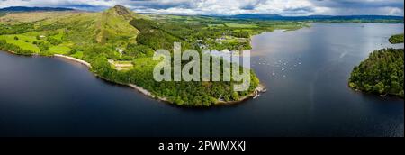 Veduta aerea panoramica di Conic Hill e Balmaha sulle rive del Loch Lomond (Highlands, Scozia) Foto Stock