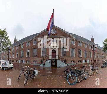 Un'immagine del museo Hermitage Amsterdam e delle biciclette multiple davanti ad esso. Foto Stock