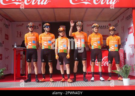 30 aprile 2023, Cangas del Narcea, Asturie, Spagna: Cangas del Narcea, Spagna, 30th aprile 2023: I piloti Euskaltel - Euskadi nella presentazione delle squadre durante la 3rd tappa della Vuelta a Asturias 2023 tra Cangas del Narcea e Oviedo, il 30 aprile 2023, a Cangas del Narcea, Spagna. (Credit Image: © Alberto Brevers/Pacific Press via ZUMA Press Wire) SOLO PER USO EDITORIALE! Non per USO commerciale! Foto Stock