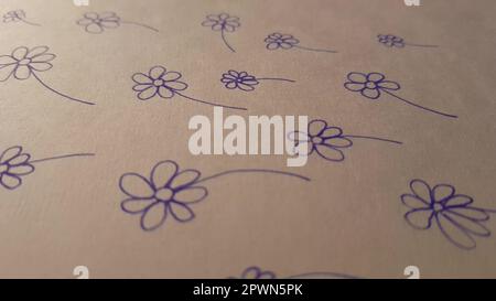 Carino motivo floreale con fiori blu su carta beige Foto Stock