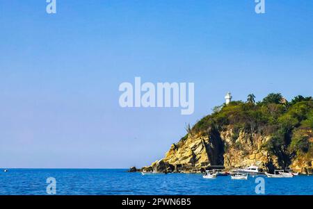 Puerto Escondido Oaxaca Messico 16. Dicembre 2022 pescherecci al porto e spiaggia di Zicatela a Puerto Escondido Oaxaca Messico. Foto Stock