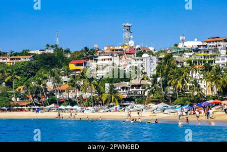 Puerto Escondido Oaxaca Messico 16. Dicembre 2022 pescherecci al porto e spiaggia di Zicatela a Puerto Escondido Oaxaca Messico. Foto Stock