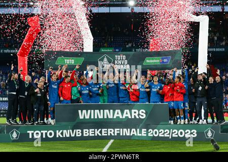 Rotterdam, Paesi Bassi. 30th Apr, 2023. I membri del PSV festeggiano la vittoria dopo la partita finale della Coppa KNVB tra Ajax e PSV a Rotterdam, nei Paesi Bassi, il 30 aprile 2023. Credit: Zheng Huansong/Xinhua/Alamy Live News Foto Stock