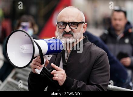 Trade Union Official Onay Kasab si rivolge ai lavoratori della NHS sulla linea di picket St Thomas' Hospital, Londra, a capo di una marcia dall'ospedale a Trafalgar Square, mentre i membri del Royal College of Nursing (RCN) e del sindacato Unite continuano la loro azione di sciopero in una controversia sulla retribuzione. Data immagine: Lunedì 1 maggio 2023. Foto Stock