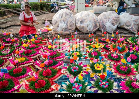 Un negozio Krathong al mercato sul Festival Loy Krathong nella città Ayutthaya nella provincia di Ayutthaya in Thailandia, Thailandia, Ayutthaya, Novem Foto Stock