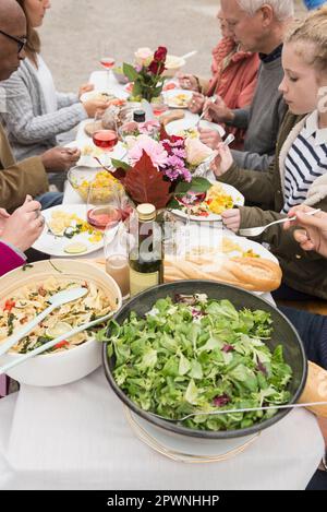 Famiglia e amici che si divertano a festa in casa colonica, Baviera, Germania Foto Stock