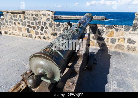 Cannone storico sulla Bateria Santa Barbara, Puerto de la Cruz, isola Camary di Tenerife, Spagna Foto Stock
