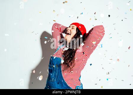 Più modello donna di dimensioni posa in studio e divertirsi. Grande modello che indossa abiti moderni alla moda. Ripresa da studio con luce diretta dura Foto Stock