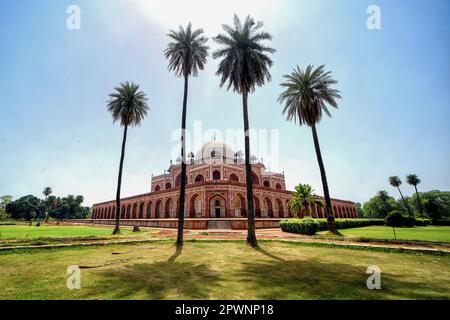 Delhi, India. 21st Apr, 2023. Vista della tomba di Humayun a Nuova Delhi. La Tomba di Humayun è un grande mausoleo dinastico che doveva diventare sinonimi dell'architettura Mughal. Il mausoleo fu completato nell'anno 1570 e contiene le tombe dell'imperatore Humayun così come Bega Begum, Hamida Begum e Dara Shikoh. La tomba fu il primo giardino-tomba del subcontinente indiano. (Credit Image: © Avishek Das/SOPA Images via ZUMA Press Wire) SOLO PER USO EDITORIALE! Non per USO commerciale! Foto Stock