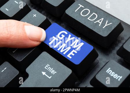 Mano che scrive segno tempo della palestra, idea di affari una motivazione per cominciare ad esercitarsi fuori facendo le esercitazioni idoneità Foto Stock