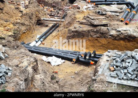 incidente della pipeline, sostituzione dei vecchi tubi di emergenza dell'impianto di alimentazione e riscaldamento, primo piano, messa a fuoco selettiva, spazio copia Foto Stock