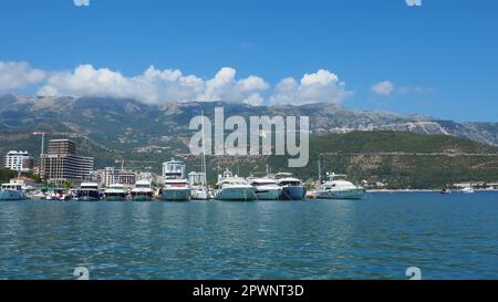 Budva, Montenegro, 15 2022 agosto mare Adriatico, costa, montagne, ondulazioni del mare. Barche e navi sono ormeggiate al terrapieno. Parcheggio per il trasporto acquatico. Foto Stock