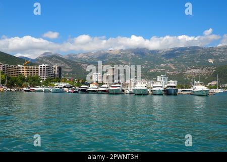 Budva, Montenegro, 15 2022 agosto mare Adriatico, costa, montagne, ondulazioni del mare. Barche e navi sono ormeggiate al terrapieno. Parcheggio per il trasporto acquatico. Foto Stock