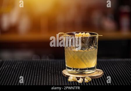 Cocktail frizz al limone whisky. Bevanda lunga con succo di limone, whisky e zenzero Foto Stock