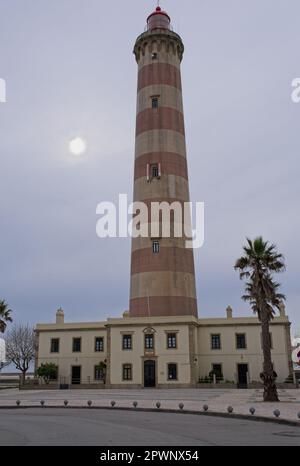 Gafanha da Nazare, Portogallo - 22 marzo 2023: Il Faro di barra (Farol de Aveiro) è un faro costiero situato sul lato occidentale di Gafanha da Naz Foto Stock
